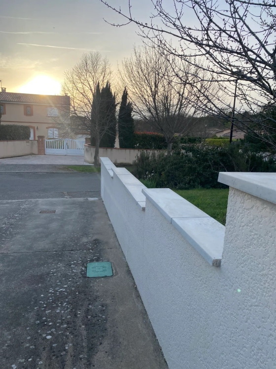Mur de clôture enduit le long de l'accès, Auzielle
