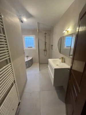 Salle de bain carrelée, baignoire, Toulouse