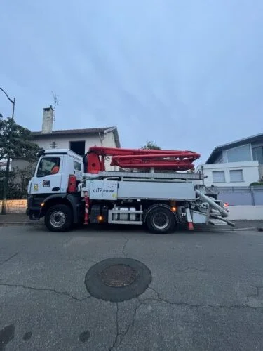 Camion-pompe à béton sur le chantier, Toulouse