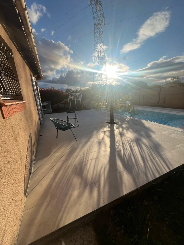 Après — Terrasse carrelée autour d’une piscine, Toulouse