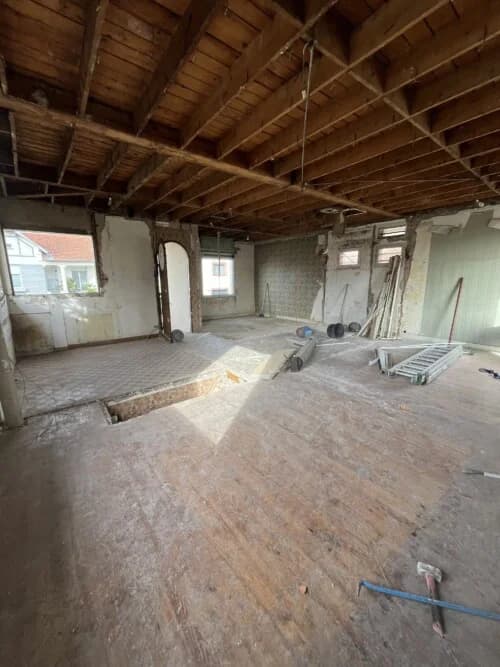 Intérieur en cours de démolition et curage, charpente mise à nu, Toulouse