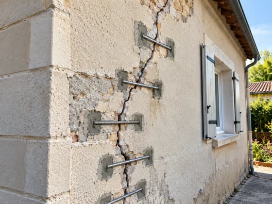 Réparation de fissures par agrafage (couture) sur une façade fissurée, Toulouse