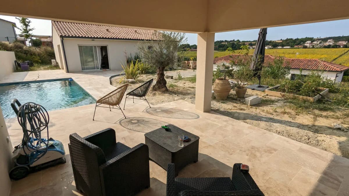 Terrasse en travertin et margelles de piscine réalisées par Bâti HALLI près de Toulouse