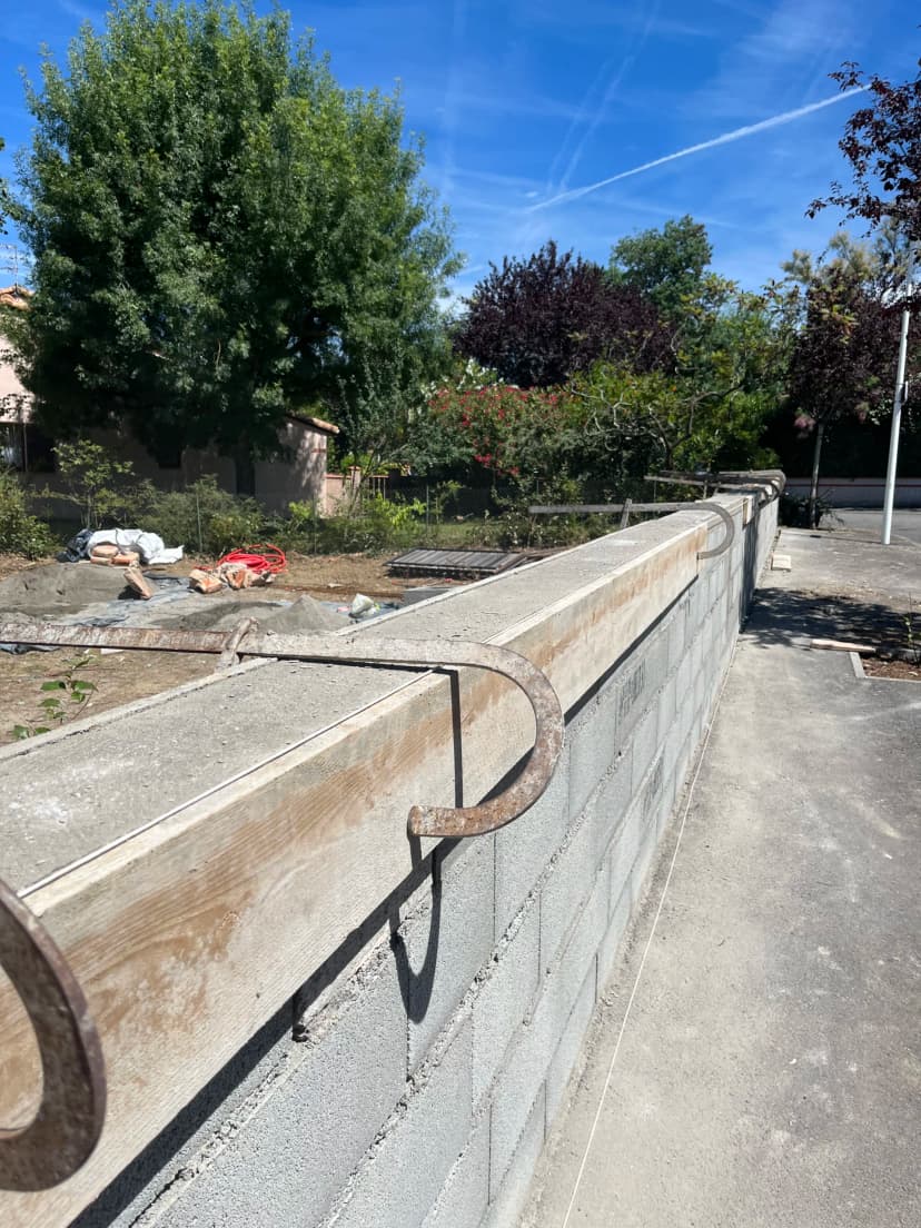 Mur de clôture en parpaing avec chaînage, Quint-Fonsegrives