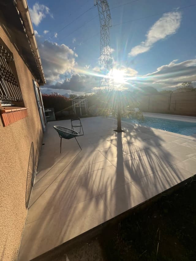 Terrasse carrelée autour d’une piscine — Muret