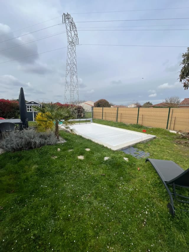 Avant — Terrasse carrelée autour d’une piscine, Muret
