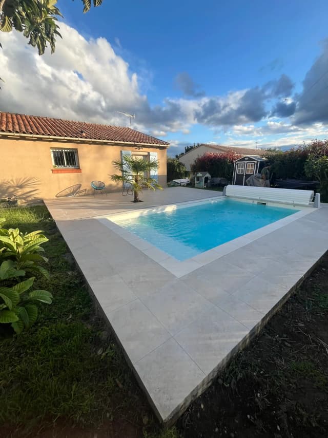 Après — Terrasse carrelée autour d’une piscine, Muret